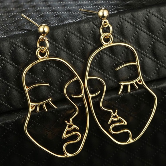 NWT Gold Hollow Women's Face Earrings - Picture 3 of 5